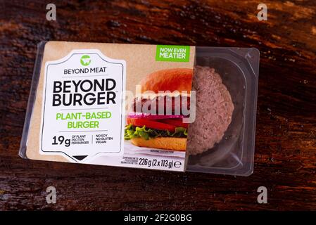 roma, italia - 10 marzo 2021: Oltre Burger Plant a base di hamburger di carne su fondo bianco con confezionamento Foto Stock