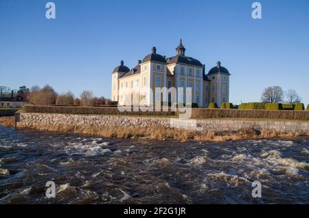 IL PALAZZO STRÖMSHOLM di Västmanland è un palazzo reale svedese. Il barocco il palazzo si trova su un'isola a Kolbäcksån River.its. Una fortezza del 1550 fondata dal re Gustav Vasa Foto Stock