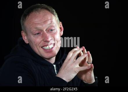 File photo datato 06-03-2021 del manager di Swansea City Steve Cooper intervistato dai media dopo il fischio finale della partita del campionato Sky Bet allo stadio Liberty di Swansea. Data di emissione: Venerdì 12 marzo 2021. Foto Stock