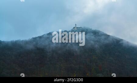 Germania, Magical vista del paesaggio naturale del giura svevo all'alba vicino stoccarda con vista al castello teck in autunno in umore foggy Foto Stock