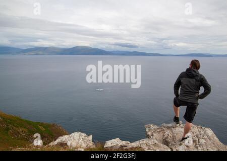 Un uomo che ammira il mare nella penisola di Dingle Foto Stock