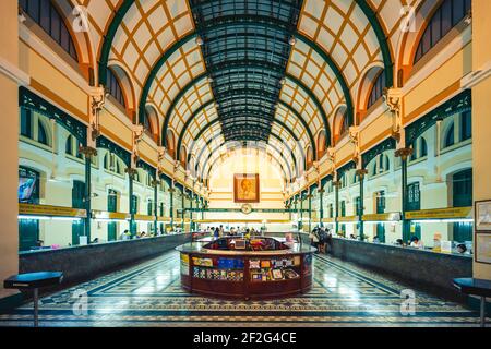 30 dicembre 2016: Interno dell'Ufficio postale centrale di Saigon. Fu costruito quando il Vietnam faceva parte dell'Indochina francese alla fine del XIX secolo e l Foto Stock