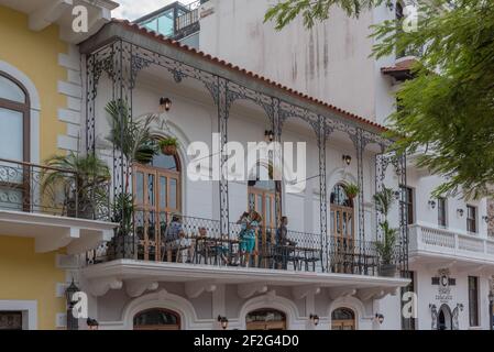 Persone non identificate su un balcone in casco Viejo, centro storico, di Panama City Foto Stock