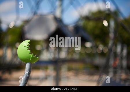 Strumento verde su un parco giochi in una scuola su un giorno di sole Foto Stock