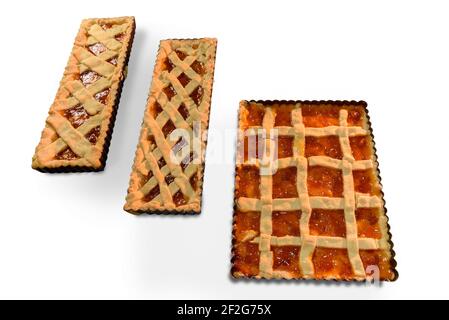 Torta rustica con marmellata, tre torte tradizionali italiane fatte in casa nella teglia da forno, isolate su sfondo bianco Foto Stock