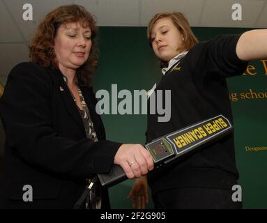 IL CAPO DELLA SCUOLA DI BITTERNE PARK SUSAN TRIGGER SCANSIONA ROSIE SCOTT-BENNETT, 13 ANNI, MENTRE SOUTHAMPTON DIVENNE LA PRIMA AUTORITÀ LOCALE A RILASCIARE TUTTE LE SCUOLE CON WANDS PER RILEVARE I COLTELLI. PIC MIKE WALKER, 2008 Foto Stock