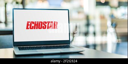 POZNAN, POL - 6 FEBBRAIO 2021: Computer portatile con logo di EchoStar Corporation, una società americana, un fornitore mondiale di comunicazioni satellitari Foto Stock