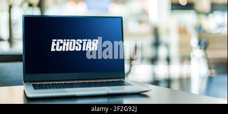 POZNAN, POL - 6 FEBBRAIO 2021: Computer portatile con logo di EchoStar Corporation, una società americana, un fornitore mondiale di comunicazioni satellitari Foto Stock
