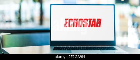 POZNAN, POL - 6 FEBBRAIO 2021: Computer portatile con logo di EchoStar Corporation, una società americana, un fornitore mondiale di comunicazioni satellitari Foto Stock