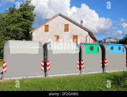 quattro contenitori speciali per la raccolta separata di solidi di uraban rifiuti nella strada della città Foto Stock