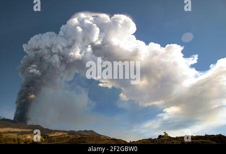 CATANIA, ETNA, ITALIA - 12 MARZO 2021: Nuova eruzione del vulcano Etna in sicilia. Fontane di lava e un enorme pennacchio di gas e cenere piroclastica dal Cratere di sudest. Foto Stock