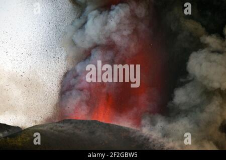 CATANIA, ETNA, ITALIA - 12 MARZO 2021: Nuova eruzione del vulcano Etna in sicilia. Fontane di lava e un enorme pennacchio di gas e cenere piroclastica dal Cratere di sudest. Foto Stock