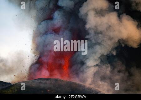 CATANIA, ETNA, ITALIA - 12 MARZO 2021: Nuova eruzione del vulcano Etna in sicilia. Fontane di lava e un enorme pennacchio di gas e cenere piroclastica dal Cratere di sudest. Foto Stock