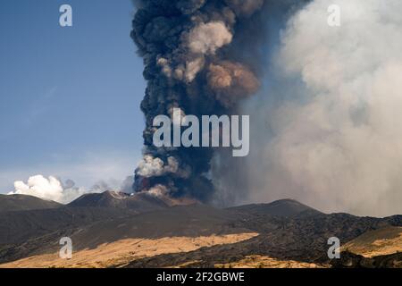 CATANIA, ETNA, ITALIA - 12 MARZO 2021: Nuova eruzione del vulcano Etna in sicilia. Fontane di lava e un enorme pennacchio di gas e cenere piroclastica dal Cratere di sudest. Foto Stock