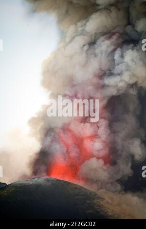 CATANIA, ETNA, ITALIA - 12 MARZO 2021: Nuova eruzione del vulcano Etna in sicilia. Fontane di lava e un enorme pennacchio di gas e cenere piroclastica dal Cratere di sudest. Foto Stock