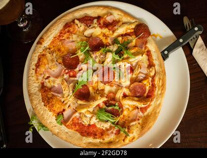 Newcastle upon Tyne UK: 23 agosto 2020: Wetherspoons pizza di pollo con sidepcey e una pinta Foto Stock