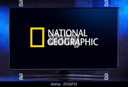 POZNAN, POL - 06 AGOSTO 2020: Televisore a schermo piatto con il logo di National Geographic, una rete televisiva americana a pagamento e canale di punta, di proprietà Foto Stock