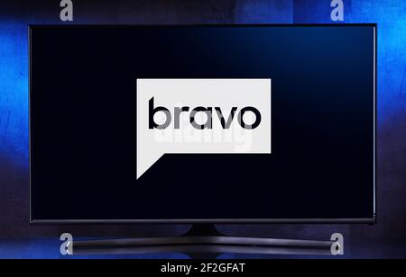 POZNAN, POL - 06 AGOSTO 2020: Televisore a schermo piatto con il logo di Bravo, una rete televisiva americana a pagamento di proprietà della NBCUniversal, una controllata di Foto Stock