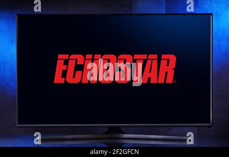 POZNAN, POL - 6 FEBBRAIO 2021: Televisore a schermo piatto con logo di EchoStar Corporation, una società americana, un fornitore mondiale di comunicazioni satellitari Foto Stock