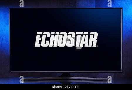 POZNAN, POL - 6 FEBBRAIO 2021: Televisore a schermo piatto con logo di EchoStar Corporation, una società americana, un fornitore mondiale di comunicazioni satellitari Foto Stock