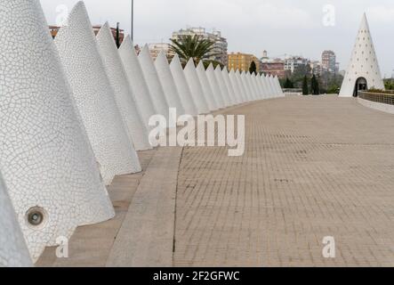 Un punto di interesse selettivo della passeggiata Paseo del Arte in La Città delle Arti e delle Scienze di Valencia Foto Stock