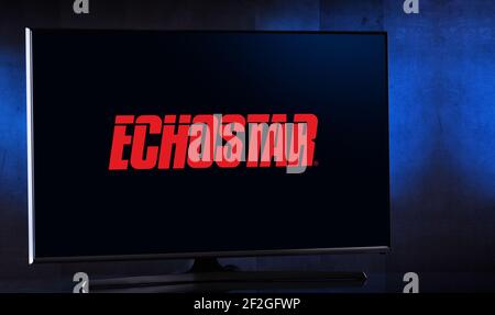 POZNAN, POL - 6 FEBBRAIO 2021: Televisore a schermo piatto con logo di EchoStar Corporation, una società americana, un fornitore mondiale di comunicazioni satellitari Foto Stock
