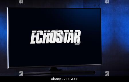 POZNAN, POL - 6 FEBBRAIO 2021: Televisore a schermo piatto con logo di EchoStar Corporation, una società americana, un fornitore mondiale di comunicazioni satellitari Foto Stock