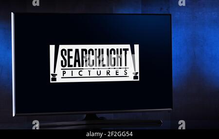 POZNAN, POL - FEB 6, 2021: TV a schermo piatto che mostra il logo di Searchlight Pictures, uno studio cinematografico americano all'interno di Walt Disney Studios, una divisione Foto Stock
