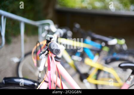 closeup di biciclette parcheggiate in un cortile della scuola Foto Stock