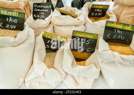 Bancarella di mercato che offre quinoa, riso e altri prodotti su un mercato olandese di prodotti biologici alimentari ad Amsterdam Foto Stock