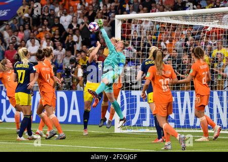 Sari Van Veenendaal dei Paesi Bassi ferma la palla durante la Coppa del mondo FIFA femminile Francia 2019, partita di calcio semifinale tra Paesi Bassi e Svezia il 3 luglio 2019 allo Stade de Lyon a Lione, Francia - Foto Antoine Massinon / A2M Sport Consulting / DPPI Foto Stock