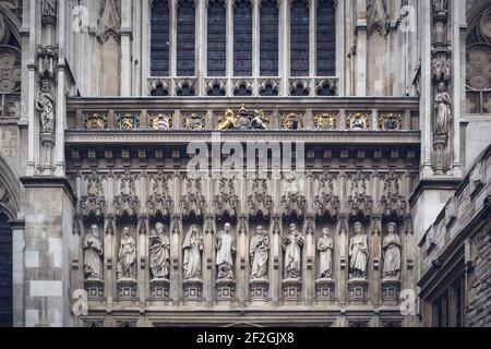 Sculture che adornano la facciata dell'Abbazia di Westminster a Londra, Inghilterra Foto Stock