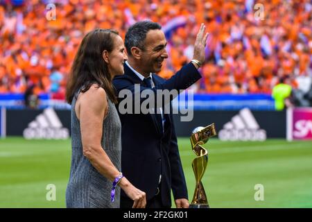 Youri Djorkaeff, ex calciatore francese, con il trofeo ufficiale della competizione in vista della Coppa del mondo FIFA femminile Francia 2019, finale di calcio tra Stati Uniti e Paesi Bassi il 7 luglio 2019 allo Stade de Lyon a Lione, Francia - Foto Melanie Laurent / A2M Sport Consulting / DPPI Foto Stock