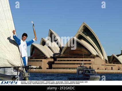 VELA - FIAMMA OLIMPICA A SYDNEY - SYDNEY (AUS) - 04/06/2004 - FOTO : ANDREA FRANCOLINI / DPPI TOM KING (AUS) / MEDAGLIA D'ORO ALLE OLIMPIADI DI SYDNEY 2000 IN CLASSE 470 DAVANTI ALL'OPERA Foto Stock