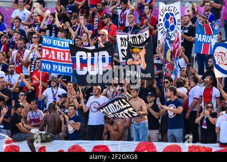 I fan di PSG incoraggiano la loro squadra durante la partita di calcio D1 del campionato francese femminile tra Parigi Saint Germain e Soyaux il 25 agosto 2019 allo Stade Jean Bouin a Parigi, Francia - Foto Melanie Laurent / A2M Sport Consulting / DPPI Foto Stock