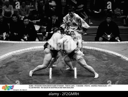 SUMO - STADIO RYOGOKU KOKUGIKAN SUMO - TOKYO (JAP) - 11/05/2008 - FOTO : ANDREA FRANCOLINI / DPPI ILLUSTRAZIONE - NESSUNA VENDITA IN AUSTRALIA E NUOVA ZELANDA Foto Stock