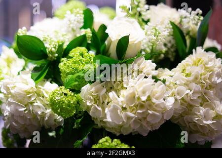 dettaglio di bouquet di fiori bianchi con foglie verdi Foto Stock