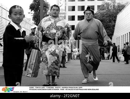 SUMO - TOKYO (JAP) - 11/05/2008 - PHOTO : ANDREA FRANCOLINI / DPPI RYOGOKU KOKUGIKAN SUMO STADIUM - FANS - NO SALES IN AUSTRALIA E NUOVA ZELANDA Foto Stock