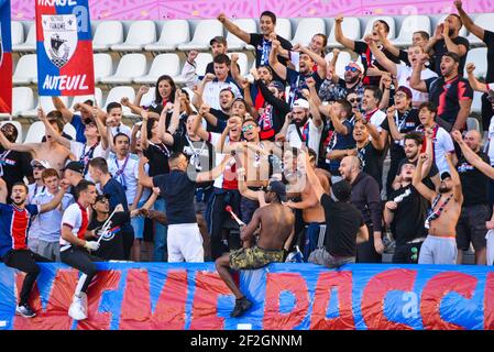 I fan del PSG incoraggiano la loro squadra durante la partita di calcio del campionato francese delle donne D1 Arkema tra Parigi Saint-Germain e Dijon FCO il 15 settembre 2019 allo stadio Jean Bouin di Parigi, Francia - Foto Antoine Massinon / A2M Sport Consulting / DPPI Foto Stock