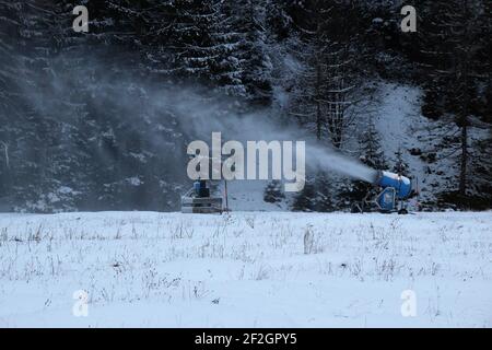 Passeggiata a Riedboden vicino Mittenwald, Europa, Germania, Baviera, alta Baviera, Werdenfelser Terra, inverno, cannone da neve al lavoro, mancanza di neve Foto Stock