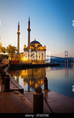 Tramonto su Ortakoy moschea di Istanbul, Turchia Foto Stock