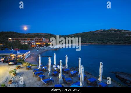 Grecia, Attica, Atene, Capo Sounio, Vista di Aegeon Beach Hotel e il Tempio di Poseidone Foto Stock