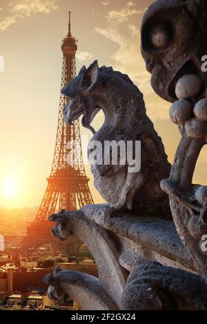 Chimere su Notre Dame de Paris e la Torre Eiffel, Francia Foto Stock