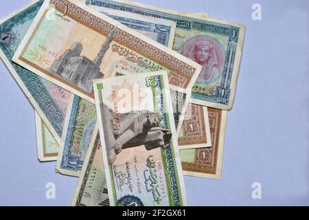 Vecchia raccolta di denaro egiziano, vecchie banconote egiziane varie, raccolta di vecchie banconote egiziane di carta. Famose banconote antiche. Foto Stock