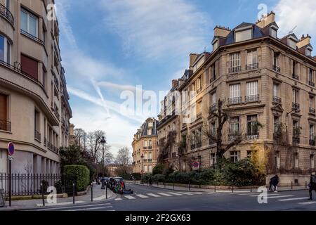 Parigi, Francia - 19 febbraio 2021: Splendidi edifici e facciate tipiche parigine nell'ottavo distretto di Parigi vicino al parc Monceau Foto Stock