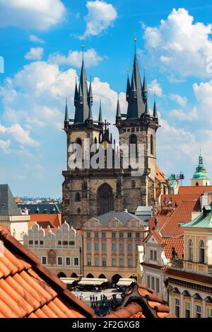 Vista su magestic Cattedrale Tyn- e tetti in tegole rosse di Praga dal di sopra Foto Stock