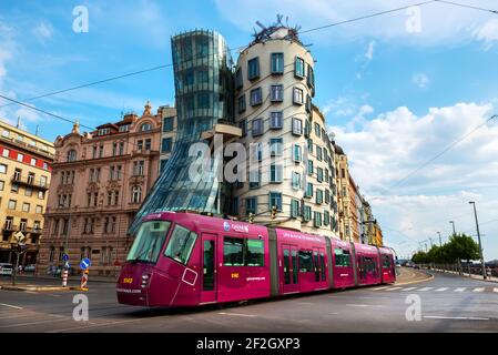 Praga, Repubblica Ceca - 3 Agosto 2018: la casa Danzante e un tram a Praga Foto Stock