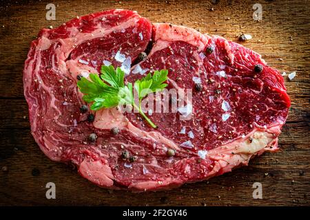 Bistecca di manzo secca di wagyu invecchiata e cruda Foto Stock