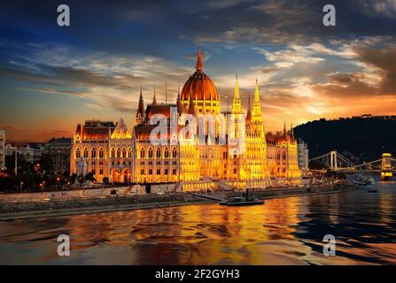 Facciata del parlamento ungherese di Budapest illuminata al tramonto Foto Stock