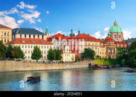 Edifici sulle rive del fiume Moldava a Praga Foto Stock